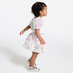 تنورة انسيابية باللون الوردي مع فيونكة على خصر لامع